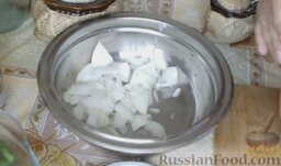 Стручковая фасоль по-корейски: Репчатый лук почистить, помыть и нарезать четвертькольцами. Поместить в миску.