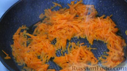 Тёплый салат с фасолью, омлетом и сухариками: Морковь натереть на крупной тёрке и обжарить до мягкости на небольшом количестве масла. В процессе обжарки немного подсолить.