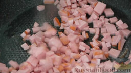 Тёплый салат с фасолью, омлетом и сухариками: Колбасу нарезать кубиком и слегка обжарить.