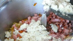 Тёплый салат с фасолью, омлетом и сухариками: Все обжаренные ингредиенты переложить в ёмкость.