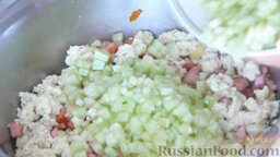 Тёплый салат с фасолью, омлетом и сухариками: Огурцы почистить и нарезать мелким кубиком, отправляем к остальным продуктам.