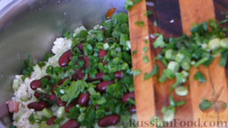 Тёплый салат с фасолью, омлетом и сухариками: Также отправляем в ёмкость промытую фасоль и измельчённую зелень, перемешиваем.