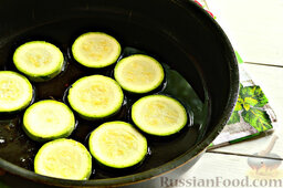 Бутерброды с кабачками и листьями салата: Далее кабачки нужно присолить, перемешать и обжарить на сковороде в растительном масле.