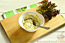 Бутерброды с кабачками и листьями салата: Ингредиенты перемешиваем.