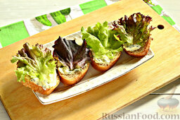 Бутерброды с кабачками и листьями салата: Выкладываем лист салата.
