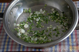 Кабачки в средиземноморском стиле: Подготавливаем соус: измельчаем лук и чеснок, выкладываем в сотейник. Наливаем 1 ст.л. масла, готовим 3-5 минут.