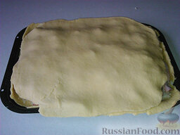 Бабушкин пирог с курицей "Туды-сюды": Раскатываем вторую часть теста. Размер крышки должен быть чуть меньше, чем размер листа. И накрываем пирог сверху.