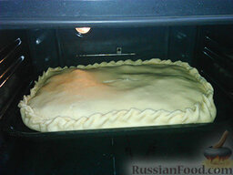 Бабушкин пирог с курицей "Туды-сюды": Делаем разрез посередине крышки и ставим пирог в духовку, разогретую до 170-180 градусов, приблизительно на час.