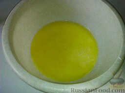 Бабушкин пирог с курицей "Туды-сюды": Выливаем маргарин в чашу, добавляем молоко и соль. Перемешиваем.