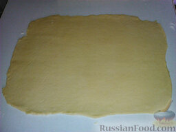 Бабушкин пирог с курицей "Туды-сюды": Раскатываем тесто до размеров чуть больше, чем лист, на котором будет готовиться пирог с курицей и рисом.
