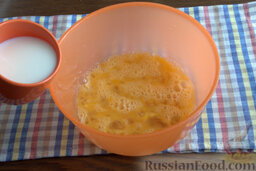 Тосканский пирог с кабачками и сыром: Смешиваем молоко и воду, добавляем жидкость к яйцам.