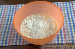 Тосканский пирог с кабачками и сыром: Добавляем просеянную пшеничную муку.