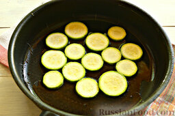 Закуска из кабачков, редиски и яиц: Кабачковые кружочки далее нужно обжарить с двух сторон на сковороде в растительном масле.