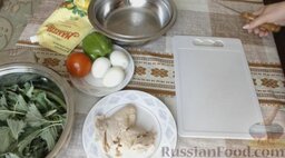 Салат с крапивой, курицей, овощами и яйцами: Подготовить ингредиенты для салата с крапивой, курицей, овощами и яйцами. Заранее отварить куриное филе в подсоленной воде. Сварить яйца вкрутую.