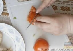 Салат с крапивой, курицей, овощами и яйцами: Помидор помыть и нарезать мелкими кусочками.