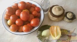 Маринованные помидоры на зиму: Подготовить ингредиенты для маринованных помидоров на зиму.   Помидоры вымыть. Лук и чеснок почистить, затем помыть холодной водой. Перец очистить от семян и помыть.