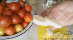 Маринованные помидоры на зиму: Как заготовить маринованные помидоры на зиму:    Лук нарезать кусочками толщиной 1 см. В стерилизованную 3-литровую банку положить 2 кусочка лука.