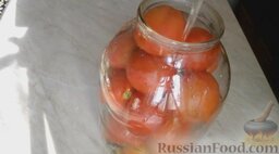 Маринованные помидоры на зиму: Залить помидоры кипящим рассолом.