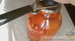 Маринованные помидоры на зиму: Накрыть стерилизованной крышкой и закатать.