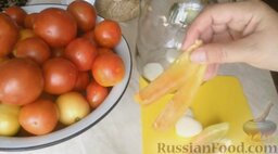 Маринованные помидоры на зиму: Перец разрезать на 4 части. В банку поместить 2 кусочка перца.