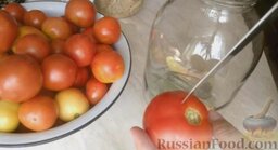 Маринованные помидоры на зиму: Уложить помидоры в банку, чтобы заполнить все свободное пространство. Проткнуть каждый помидор ножом, чтобы кожица не лопалась.