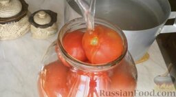 Маринованные помидоры на зиму: Залить помидоры в банке кипятком.