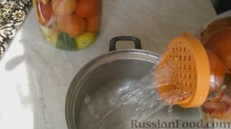 Маринованные помидоры на зиму: Слить воду в кастрюлю.