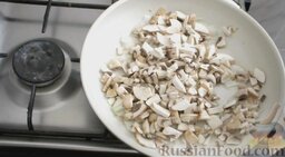 Корзинки из картофеля с грибами: Грибы помыть, нарезать небольшими кусочками. Лук почистить, помыть и нарезать кубиками.   Разогреть сковородку, влить растительное масло. Выложить в сковородку лук и грибы.
