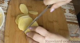 Корзинки из картофеля с грибами: Нарезать картофель тонкими пластинами.