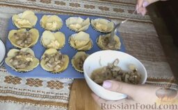 Корзинки из картофеля с грибами: Затем добавить грибы.