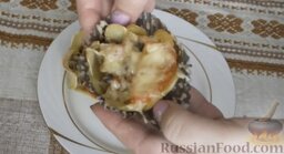 Корзинки из картофеля с грибами: Снять бумажные стаканчики.