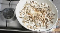 Корзинки из картофеля с грибами: Посолить и добавить приправу. Обжарить в течение 5 минут.