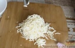 Корзинки из картофеля с грибами: Плавленый сыр натереть на мелкой терке.