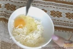 Корзинки из картофеля с грибами: Поместить сыр в миску и вбить 1 яйцо.