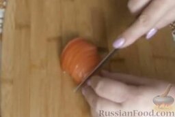 Корзинки из картофеля с грибами: Помидор нарезать тонкими ломтиками.