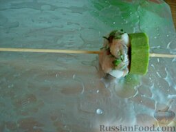 Люля-кебаб с кабачками: Фольгу смазать маслом. Нанизать на шпажку кружок кабачка и шарик фарша, который затем приплюснуть к кабачку.