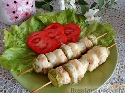 Люля-кебаб с кабачками: Освободить люля-кебаб от фольги и выложить шпажки на листья салата. Для сервировки тарелки подойдут любые овощи.