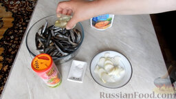 Хамса, запечённая в духовке: Как приготовить хамсу, запечённую в духовке:    Вылить растительное масло к рыбе.