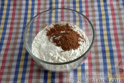 Шоколадный пирог с персиками: Смешиваем пшеничную муку, какао и разрыхлитель.