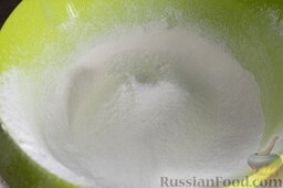 Луково-сырные маффины в мультиварке: Добавить соль, сахар и все перемешать.