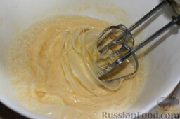 Луково-сырные маффины в мультиварке: Отдельно взбить яйца с молоком и растопленным маслом.