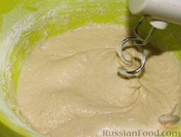Луково-сырные маффины в мультиварке: Жидкую смесь смешать с сухой, замесить тесто, по консистенции чуть более густое, чем сметана.