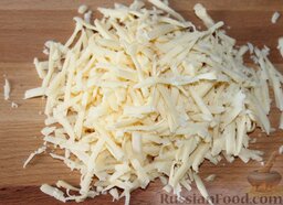 Луково-сырные маффины в мультиварке: Натереть сыр на крупной терке.