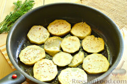 Омлет с баклажанами и помидорами: На сковороду вливаем растительное масло. Одним слоем выкладываем кольца баклажанов. Присаливаем. Поджариваем около 2-3 минут, затем переворачиваем.