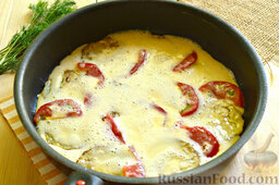 Омлет с баклажанами и помидорами: Получившейся яичной массой заливаем овощи на сковороде.