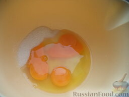Шарлотка с клубникой: В миску высыпать сахар, вбить яйца.