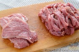 Говяжий гуляш в мультиварке: Помойте и высушите мясо. Нарежьте говядину одинаковыми небольшими брусочками поперек волокон.