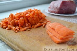 Говяжий гуляш в мультиварке: Морковь измельчите одинаковыми брусочками. Чеснок подавите и порубите ножом.