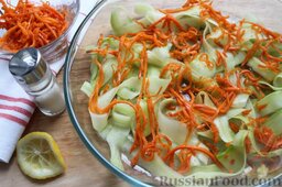 Закуска из кабачков с лососем и морковью: Подготовленный кабачок выкладываем в плоский салатник; поверх добавляем корейскую морковь, равномерно распределяя слои.