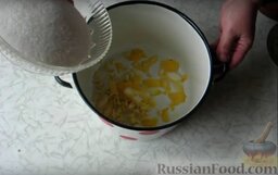 Имбирно-лимонный квас: Приготовление имбирно-лимонного кваса начинаем с того, что чистим и режем имбирь на мелкие кусочки. Тонко срезаем с лимона кожицу.   В кастрюле, объемом не менее 4-х литров, смешиваем имбирь, цедру и сахар, заливаем 3,5 л кипящей воды.